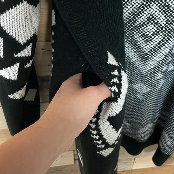 Blue Buttercup size large black and white Aztec cardigan with pockets - Picture 7 of 9